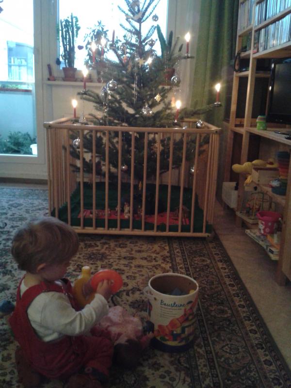 Weihnachtsbaum und Krabbelkind im Haushalt Frag Mutti