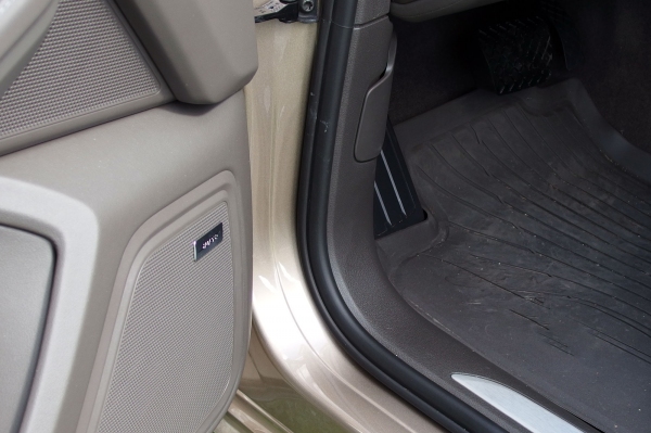 PKW Türen enteisen - eingefrorene Tür und Kofferraum im Auto