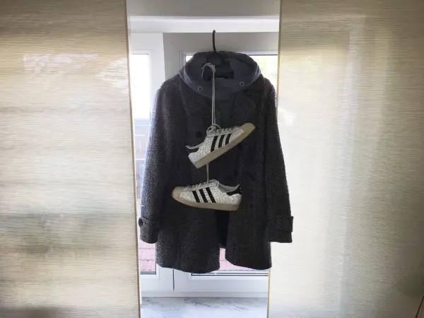 Zum Beispiel wäre hier ein grauer Mantel mit einem hellblauen Hoodie und weißen adidas Superstar Schuhen super kombinierbar!