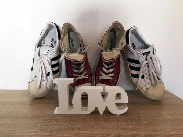 Sneakers sind sehr bequem und stylisch. Sie können bunt oder klassisch weiß sowie schwarz sein. Die Schuhe sind einfach zeitlos, toll und so vielseitig!