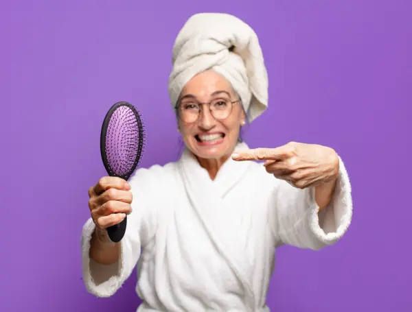 Mit der sebum-only Methode wird der Talg vom Ansatz in die Spitzen gebürstet, wo er die Haare pflegt.