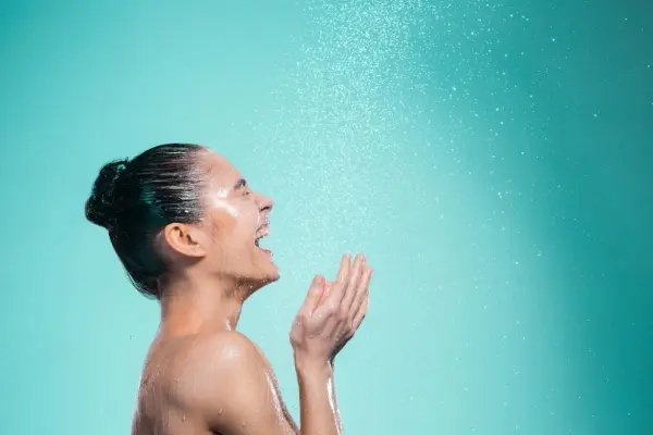 Bei water-only wird auf sämtliche Reinigungsprodukte verzichtet und lediglich mit warmem Wasser die Haare gereinigt.