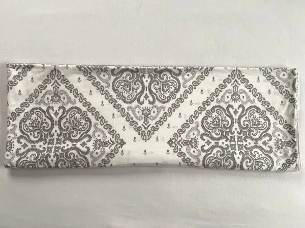 Lege die andere Seite der Decke einfach darüber. Lege die andere Seite der Decke einfach darüber.