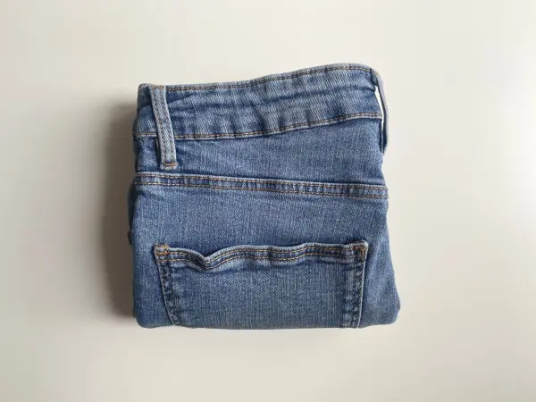 Schon ist dein gefaltetes Hosen-Päckchen fertig und bereit zum Einräumen oder Aufstellen. Schon ist dein gefaltetes Hosen-Päckchen fertig und bereit zum Einräumen oder Aufstellen.