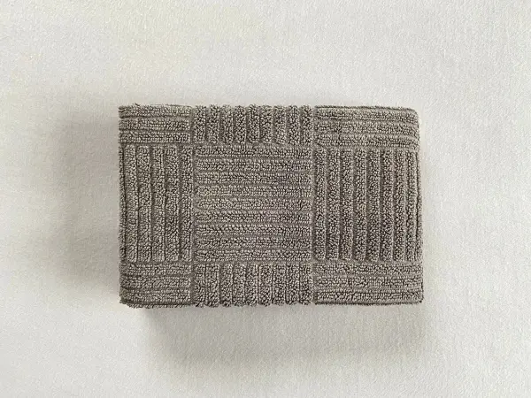 Hier die fertige Version, wie du dein Handtuch etwas kleiner zusammenfalten kannst. Hier die fertige Version, wie du dein Handtuch etwas kleiner zusammenfalten kannst.