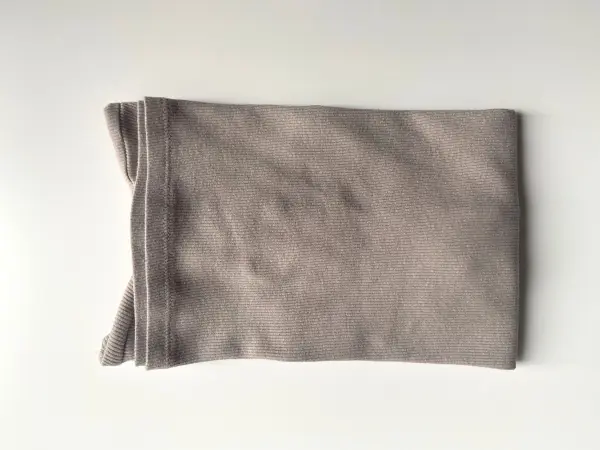 Nimm nun die Unterseite deines T-Shirts und falte sie nach oben. Lasse dabei oben etwas Platz. Nimm nun die Unterseite deines T-Shirts und falte sie nach oben. Lasse dabei oben etwas Platz.