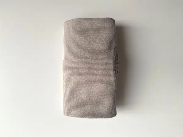 Dein Oberteil muss jetzt noch ein weiteres Mal umgefaltet werden, damit ein kleines Päckchen entsteht. Dein Oberteil muss jetzt noch ein weiteres Mal umgefaltet werden, damit ein kleines Päckchen entsteht.