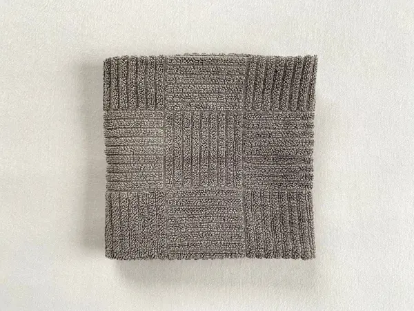 Fertig ist dein zusammengelegtes Handtuch, ohne offene Kanten. Fertig ist dein zusammengelegtes Handtuch, ohne offene Kanten.