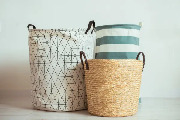 Um beim Wäsche-Sortieren Zeit zu sparen, trennst du deine Kleidung am besten gleich mithilfe mehrerer Wäschekörbe. Um beim Wäsche-Sortieren Zeit zu sparen, trennst du deine Kleidung am besten gleich mithilfe mehrerer Wäschekörbe.