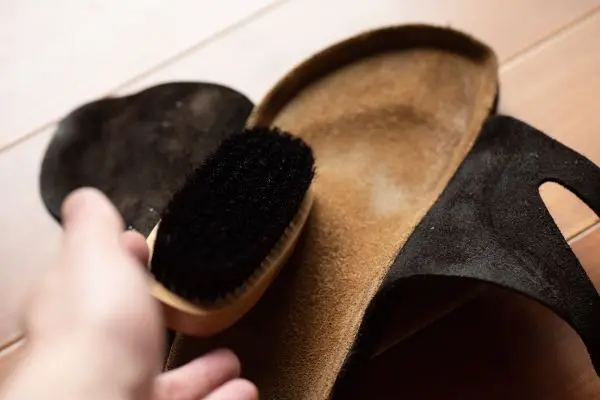 Natron, Spülmittel und Wasser sind die perfekten Hausmittel, um das Fußbett deiner Birkenstocks zu reinigen. Mit einer weichen Bürste oder Zahnbürste trägst du eine Mischung aus Natron, Wasser und Spülmittel auf das Fußbett auf und lässt es kurz einwirken.