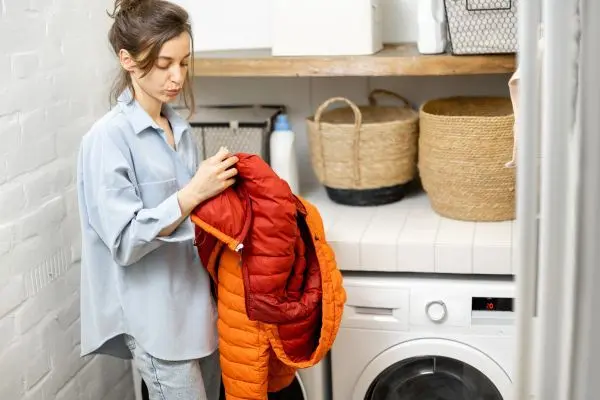 Bevor du deine Daunenjacke reinigen kannst, solltest du alle Reißverschlüsse schließen, Taschen leeren und sie auf links drehen. Bevor du deine Daunenjacke reinigen kannst, solltest du alle Reißverschlüsse schließen, Taschen leeren und sie auf links drehen.
