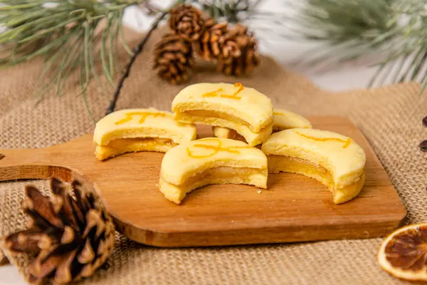 Um aus einfachen Orangenkekse die perfekten Weihnachtsplätzchen zu zaubern, brauchst du nur wenige Zutaten. Mit einer Füllung aus Orangenmarmelade und Marzipan werden die Orangenplätzchen noch leckerer.