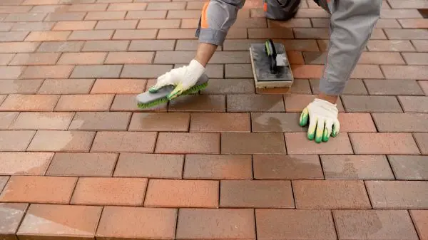 Mit einer Terrassenbürste oder einem Schrubber kannst du Wasser und ph-neutrale Seife einbürsten, um Schmutz zu entfernen. Mit einer Terrassenbürste oder einem Schrubber kannst du Wasser und ph-neutrale Seife einbürsten, um Schmutz zu entfernen.