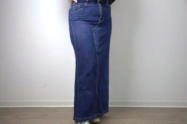 Alte Jeans verwerten ohne Nähen: So wird aus deiner Hose im Handumdrehen ein angesagter Maxirock aus Denim. Alte Jeans verwerten ohne Nähen: So wird aus deiner Hose im Handumdrehen ein angesagter Maxirock aus Denim.
