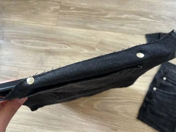 Für dieses Jeans-DIY musst du nicht nähen können – alles, was du brauchst, sind Reißzwecken. Für dieses Jeans-DIY musst du nicht nähen können – alles, was du brauchst, sind Reißzwecken.