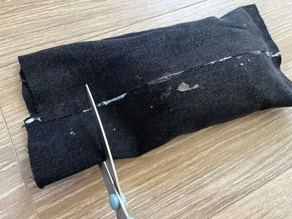 Du kannst deine alte Jeans upcyclen und daraus ein Wäremkissen oder Kältekissen basteln. Du kannst deine alte Jeans upcyclen und daraus ein Wäremkissen oder Kältekissen basteln.