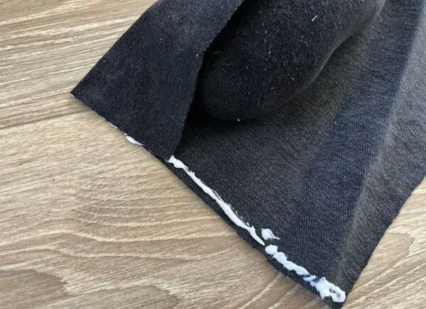 Klebe dir aus Jeanresten ganz einfach ein Körnerkissen zusammen. Klebe dir aus Jeanresten ganz einfach ein Körnerkissen zusammen.