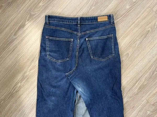 Die Rückseite deiner alten Jeans steckst du genau so einfach zu einem Rock ab. Die Rückseite deiner alten Jeans steckst du genau so einfach zu einem Rock ab.