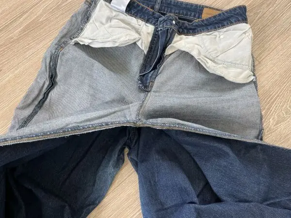 So einfach schneidest du aus deiner alten Jeans einen neuen, schicken Rock. So einfach schneidest du aus deiner alten Jeans einen neuen, schicken Rock.