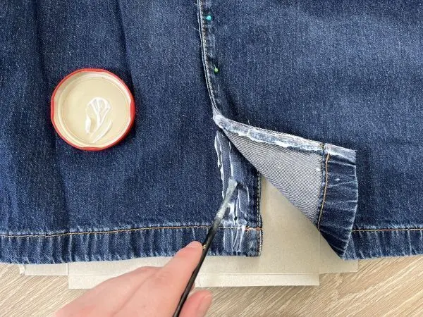 Dann klebst du deine alte Jeans nach und nach mit Textilkleber zu einem Rock zusammen. Dann klebst du deine alte Jeans nach und nach mit Textilkleber zu einem Rock zusammen.