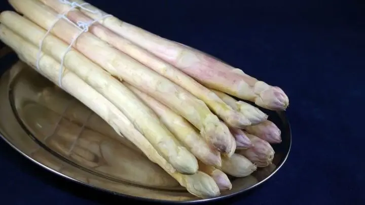 Zu viel Spargel gibt es eigentlich nicht. Falls die Augen doch wieder größer waren als der Magen, kannst du ihn auch einfrieren.