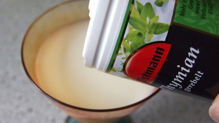 Hustenmittel - heiße Milch mit Thymian und Honig | Frag Mutti