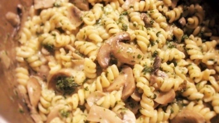 Schneller Nudeltopf mit Champignons und Spinat - vegetarisch - Rezept