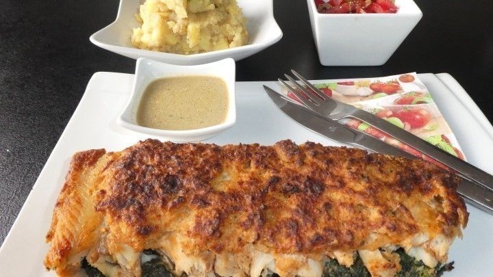 Überbackener Fisch mit Leinsamen-Parmesankruste auf Blattspinat