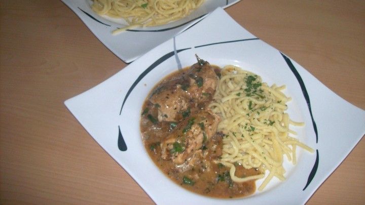 Würzige Putenrollen mit Spätzle - Rezept | Frag Mutti