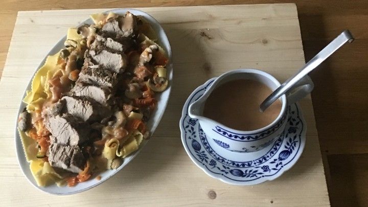 Schweinefilet auf Gemüse-Nudeln mit Käsesoße - Rezept | Frag Mutti