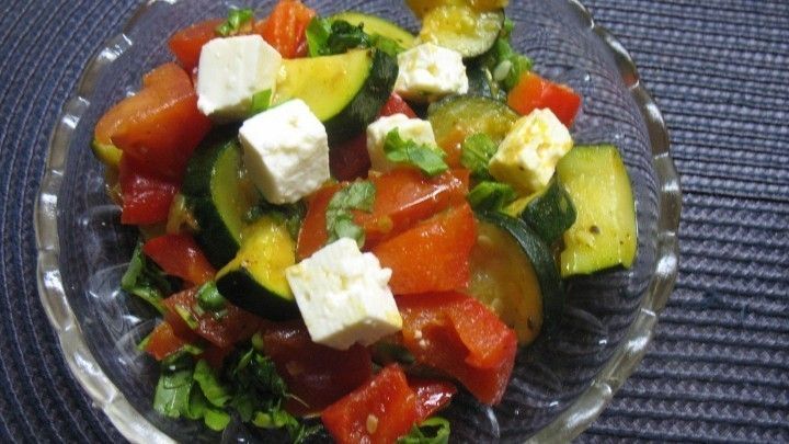 Gemischter Gemüse-Kräuter-Salat mit Fetakäse - vegetarisch - Rezept