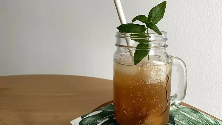 Eisgekühlter Eistee schmeckt das ganze Jahr! So kannst du deinen ganz eigenen Eistee-Sirup herstellen.