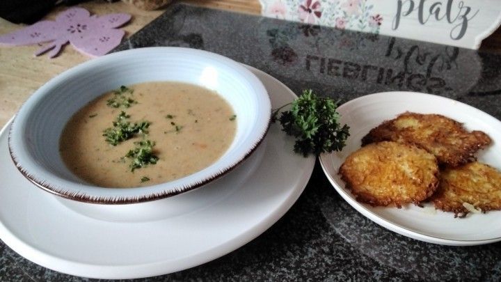 Kartoffelsuppe mit Kartoffelpuffer - Rezept | Frag Mutti