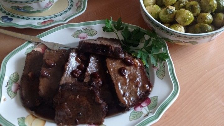 Sauerbraten auf schwäbisch-badische Art mit Spätzle und Rosenkohl