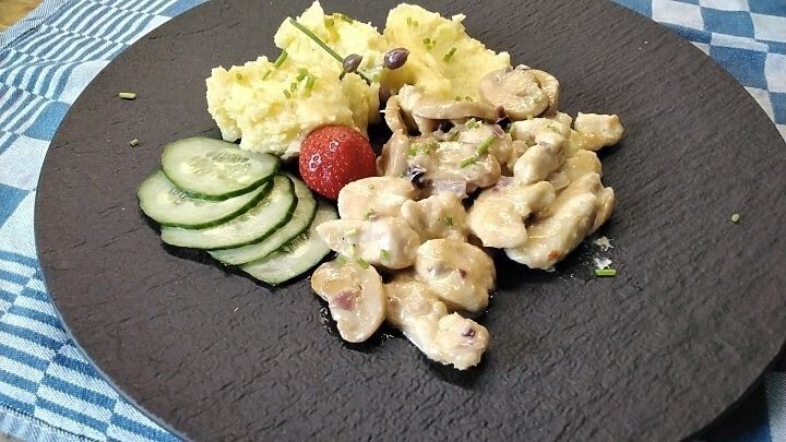 Hähnchenbrust-Ragout mit Butter-Kartoffelpüree - Rezept | Frag Mutti