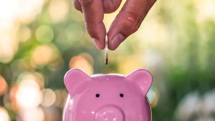 Lerne mit diesen 10 einfachen Tipps, wie du köstliche Mahlzeiten kochen kannst und dabei Geld sparst.
