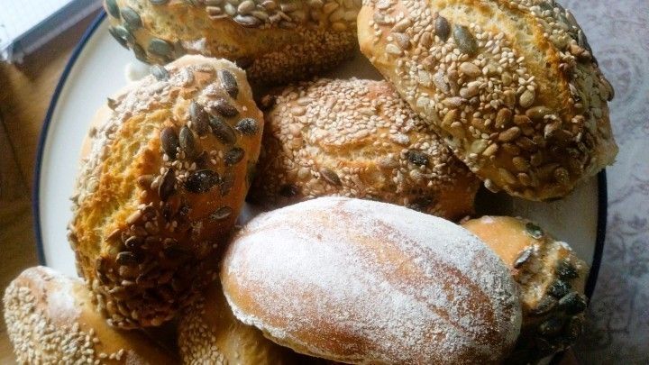 Frühstücksbrötchen selber backen - knusprig &amp; einfach - Rezept