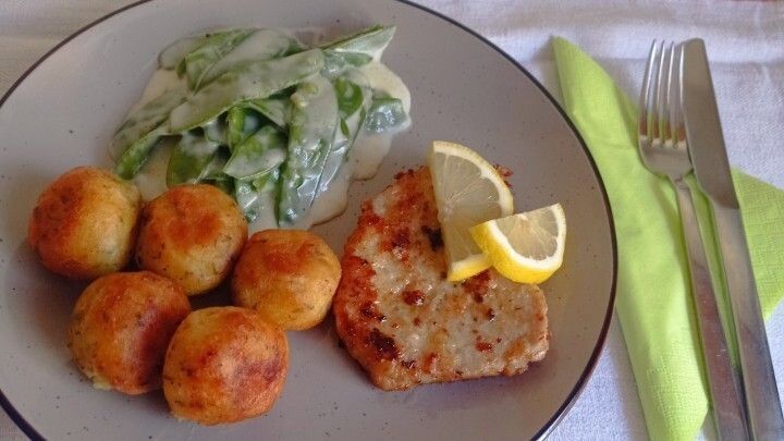 Schweineschnitzel mit Kartoffelbällchen und Zuckerschoten - Rezept