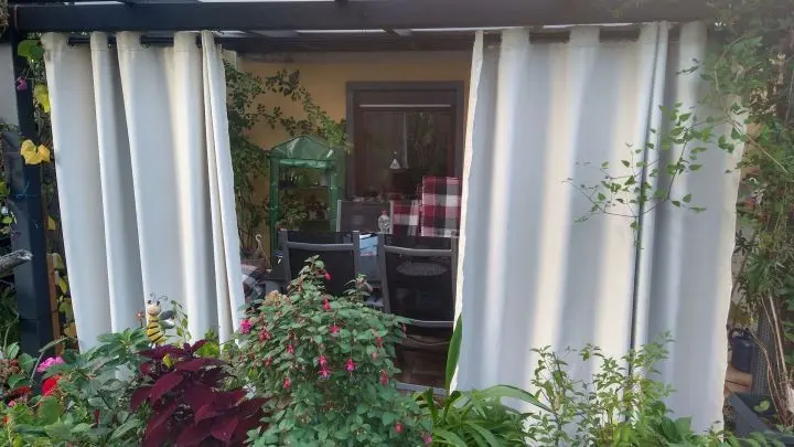 Mit dieser Methode lässt sich in wenigen Minuten ohne Werkzeug ein stabiler Sichtschutz auf der Terrasse anbringen.