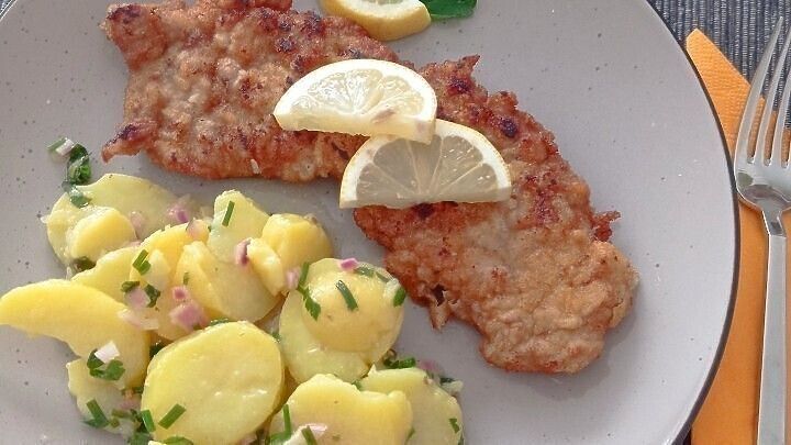 Wiener Schnitzel mit Erdäpfel-Salat - Rezept | Frag Mutti