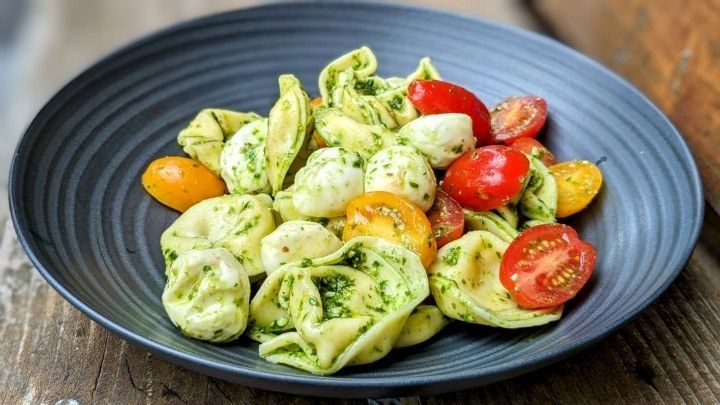 Schneller Tortelloni Salat mit Pesto - Rezept | Frag Mutti