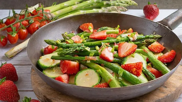 Wunderbare Spargel- und Erdbeerzeit! Probiere diese bunte Gemüsepfanne mit Erdbeeren, grünem Spargel & Gemüse.