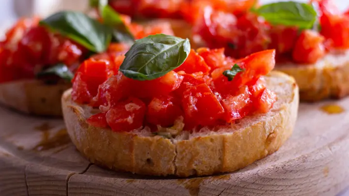 Das Wort „Bruschetta“ stammt vom italienischen Verb „bruscare“ ab, was „über Kohlen rösten“ bedeutet.