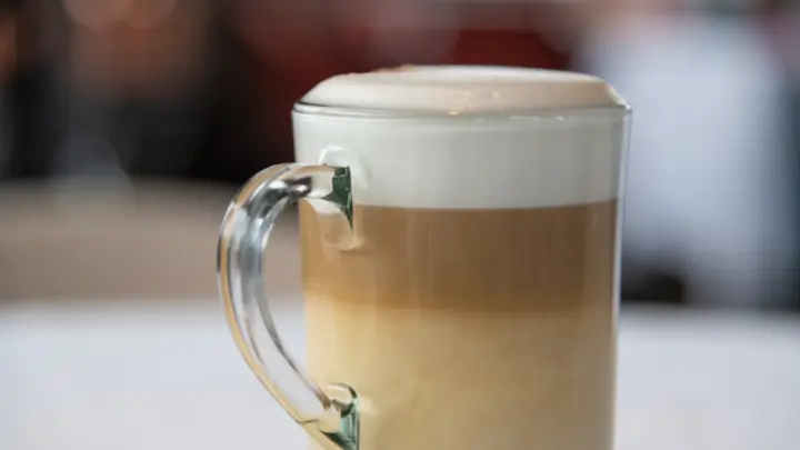Wortwörtlich übersetzt bedeutet Latte macchiato nämlich 'gefleckte Milch'.