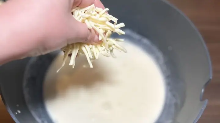 Jetzt darf auch die Hälfte vom abgewogenen Käse (50 Gramm) mit in die Schüssel hopsen. Verwandle deine Spaghetti-Rezepte in kreative Muffins: Mit Käse und Rührei als Basis erhältst du ein herzhaftes Gericht. Perfekt für Partys oder als Snack für zwischendurch. Experimentiere mit deinen Lieblingszutaten.