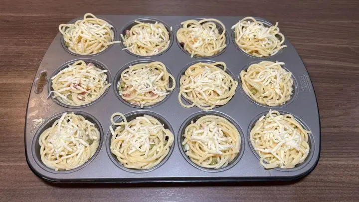 Als Allerletztes kommt noch Streukäse oben auf die Muffins. So wird es extra käsig und lecker! Als Allerletztes kommt noch Streukäse oben auf die Muffins. So wird es extra käsig und lecker!