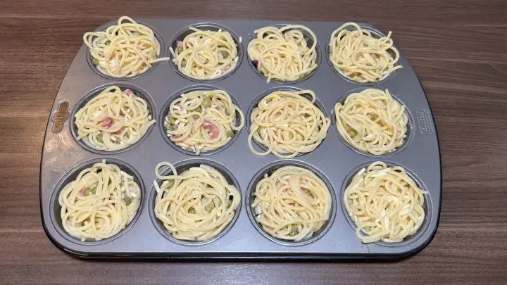 Wenn du mit dem Füllen der Förmchen fertig bist, wische mit einem Küchentuch die Kleckerei zwischen den Muffins weg. Jetzt ist alles sauber und es fehlt nur noch der Käse. Wenn du mit dem Füllen der Förmchen fertig bist, wische mit einem Küchentuch die Kleckerei zwischen den Muffins weg. Jetzt ist alles sauber und es fehlt nur noch der Käse.