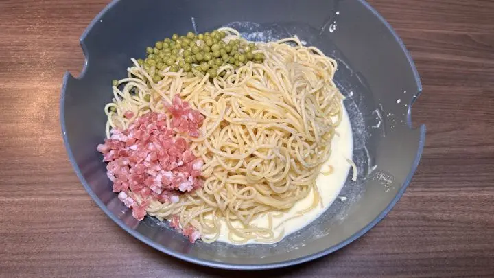 Zu der Sahnemasse dürfen jetzt alle anderen Zutaten hineinhüpfen: Spaghetti, Erbsen und Schinkenwürfel. Zu der Sahnemasse dürfen jetzt alle anderen Zutaten hineinhüpfen: Spaghetti, Erbsen und Schinkenwürfel.