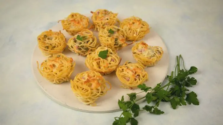 Nudeln als Muffins? Das klingt ja komisch! Diese Muffins sind natürlich nicht süß, sondern herzhaft. Nudeln als Muffins? Das klingt ja komisch! Diese Muffins sind natürlich nicht süß, sondern herzhaft.