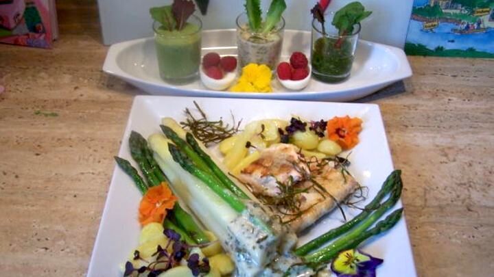 Lachs mit Spargel, Kartoffeln und dreierlei Soßen